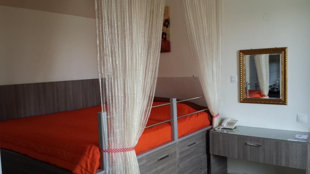 Takis Hotel Apartments إياليسوس الغرفة الصورة