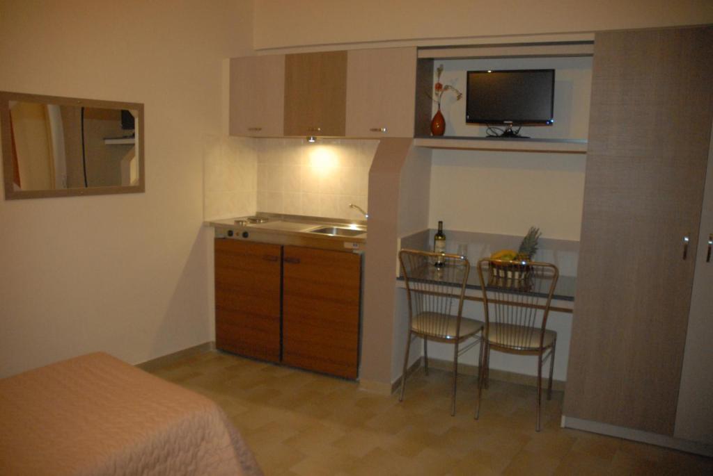 Takis Hotel Apartments إياليسوس الغرفة الصورة